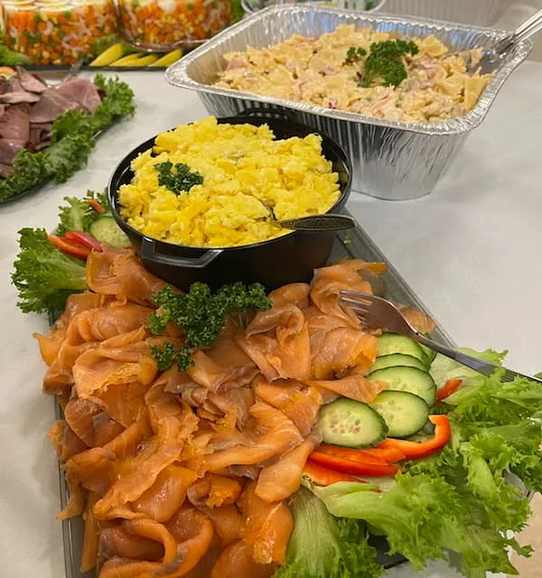 Koldtbord med røkt laks, eggerøre, pastasalat