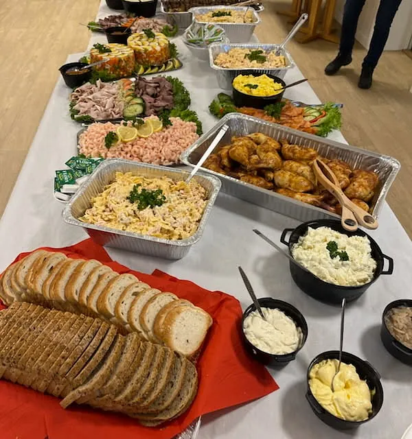 Koldtbord med røkt laks, eggerøre, pastasalat