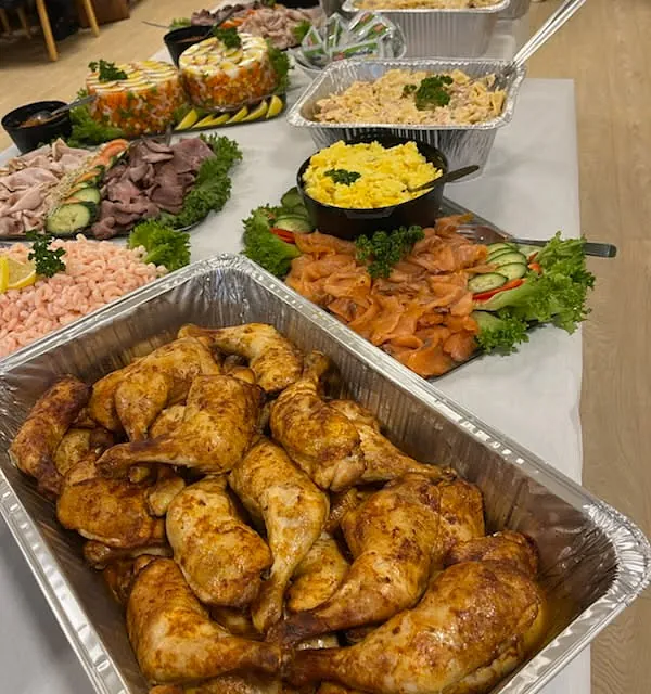 Koldtbord med kyllinglår, røkt laks, eggerøre, pastasalat