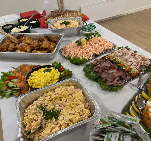 Bord med en rekke matretter, kylling, pastasalat, eggerøre, roastbiff, reker etc.