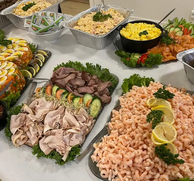 Koldtbord med røkt laks, eggerøre, pastasalat