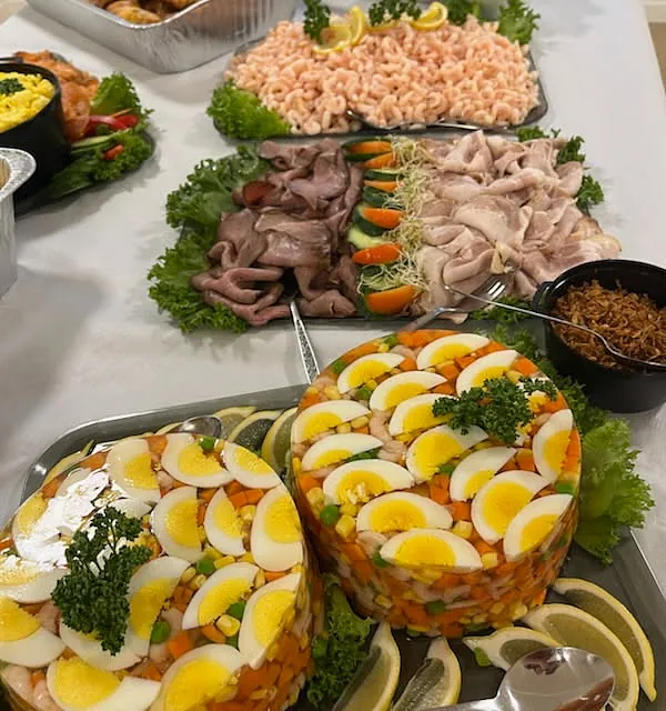Bord med en rekke matretter, kylling, pastasalat, eggerøre, roastbiff, reker etc.