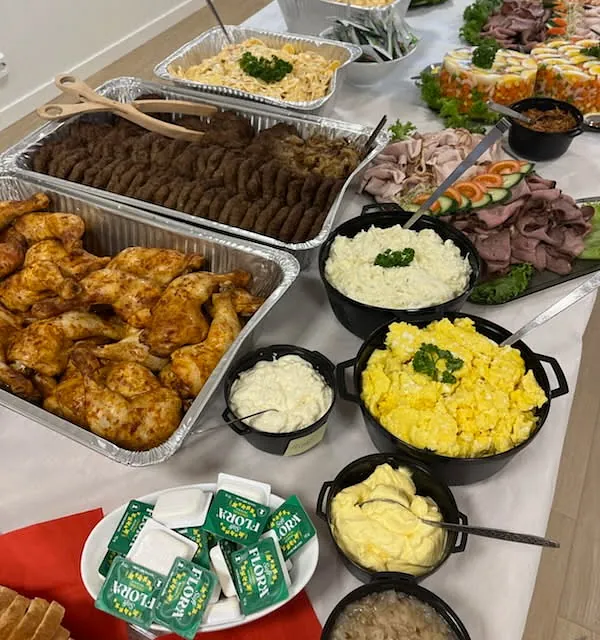 Bord med en rekke matretter, kylling, pastasalat, eggerøre, roastbiff, reker etc.