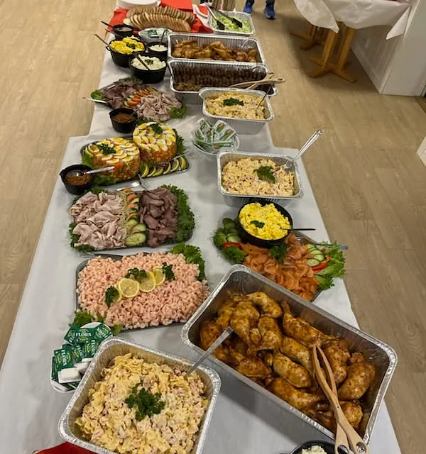 Koldtbord med røkt laks, eggerøre, pastasalat