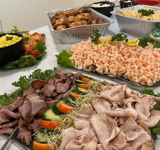 Bord med en rekke matretter, kylling, pastasalat, eggerøre, roastbiff, reker etc.